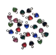 48 små, farvede hjerte vedhæng. 8 stk. af hver farve